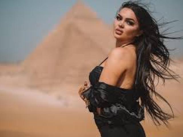 Capture the Magic: Private Pyramids Guided Tour + Professional Photoshoot